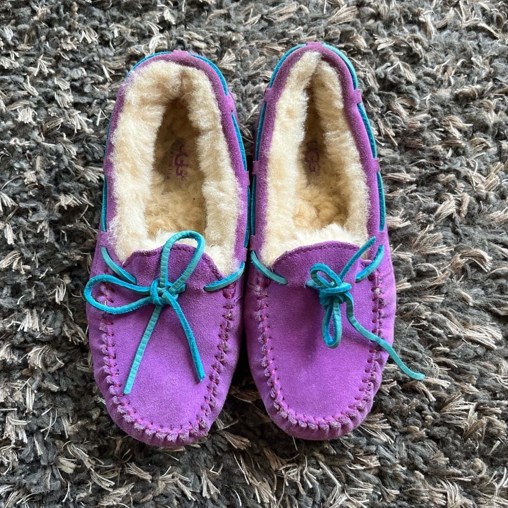 UGG Kids Dakota Moccasin Slippers Electric Violet Suede Sheepskin Size 2